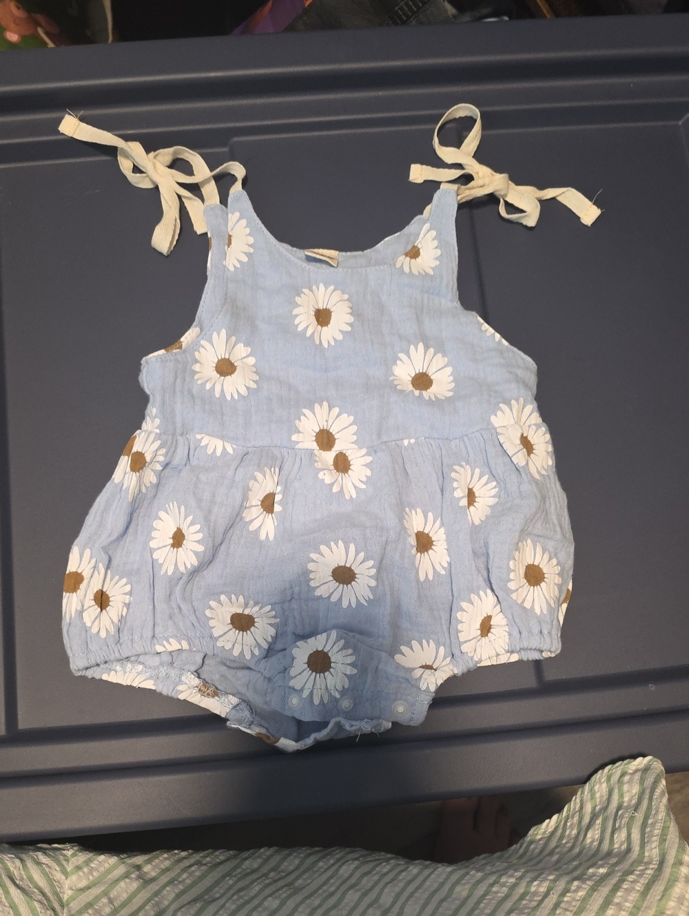 SHEIN Light Blue Daisy Print Tie-Strap Baby Romper